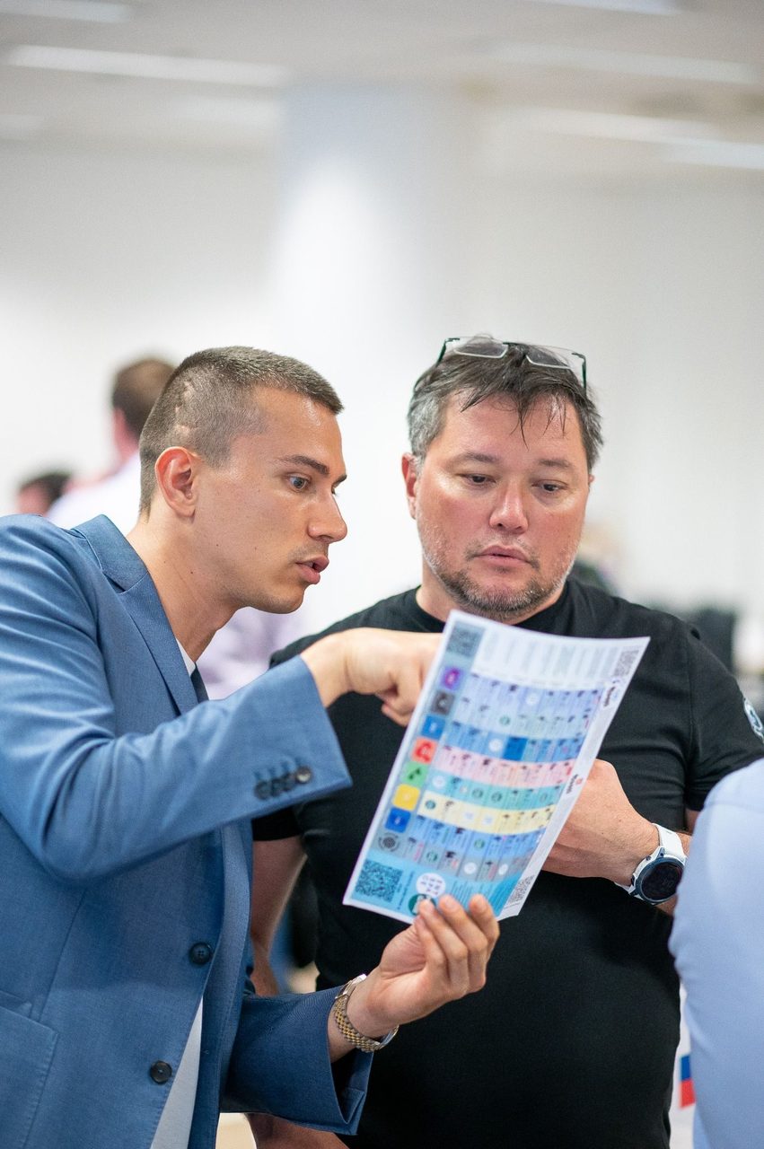 Инсар Валиахметов разбирает схему с предпринимателем