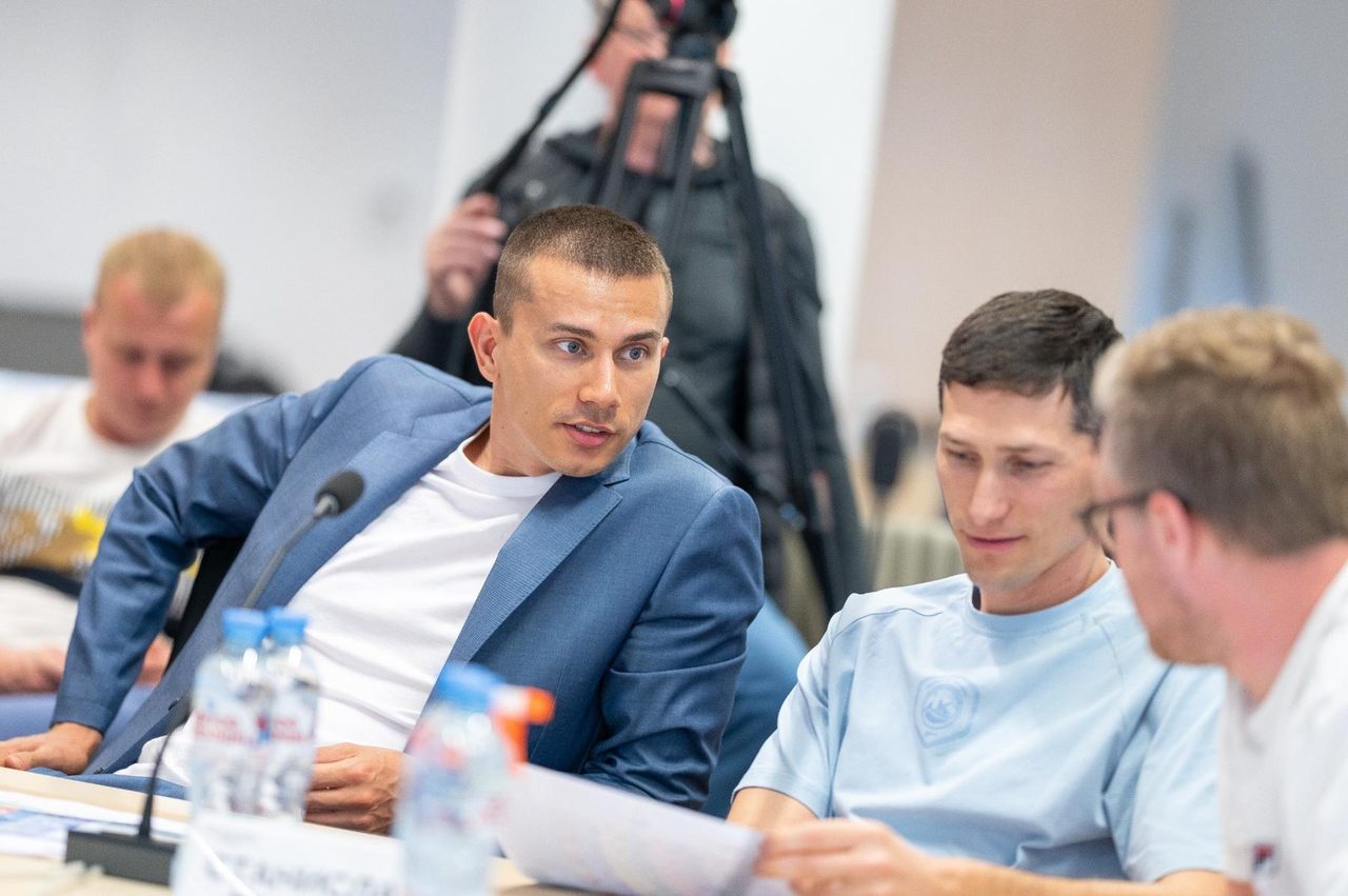 Рабочее обсуждение за столом