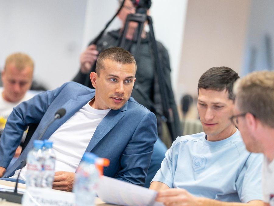 Живое обсуждение предпринимателей за столом